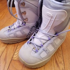 Snowboard boots